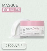 Le texte se lit comme suit : « MASQUE BOUCLES » et « DÉCOUVRIR ». Contenant de produit pour masque capillaire blanc avec étiquette d'accent rose sur fond clair.