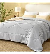 Bannière horizontale continue montrant des ensembles de literie et de couette blancs dans divers arrangements sur un fond beige. Plusieurs vues de la literie matelassée et moelleuse exposée sur des lits faits à la main.