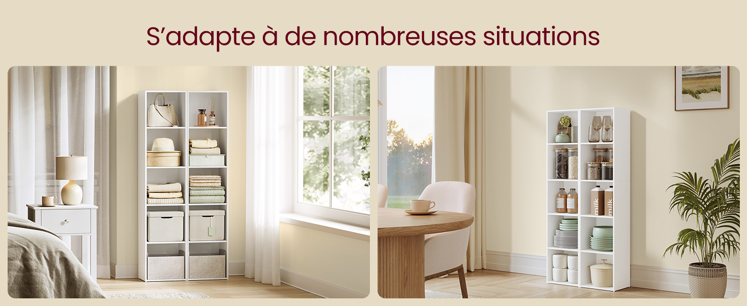 dans un espace de vie lumineux. Unités présentées avec des livres, des objets de décoration et des boîtes de rangement. Bureau en bois près de la fenêtre avec plante et lampe.