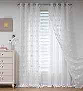 Des rideaux blancs transparents à œillets suspendus à une tringle, recouvrant partiellement une fenêtre avec des stores. Une commode blanche à boutons dorés est visible sur la gauche