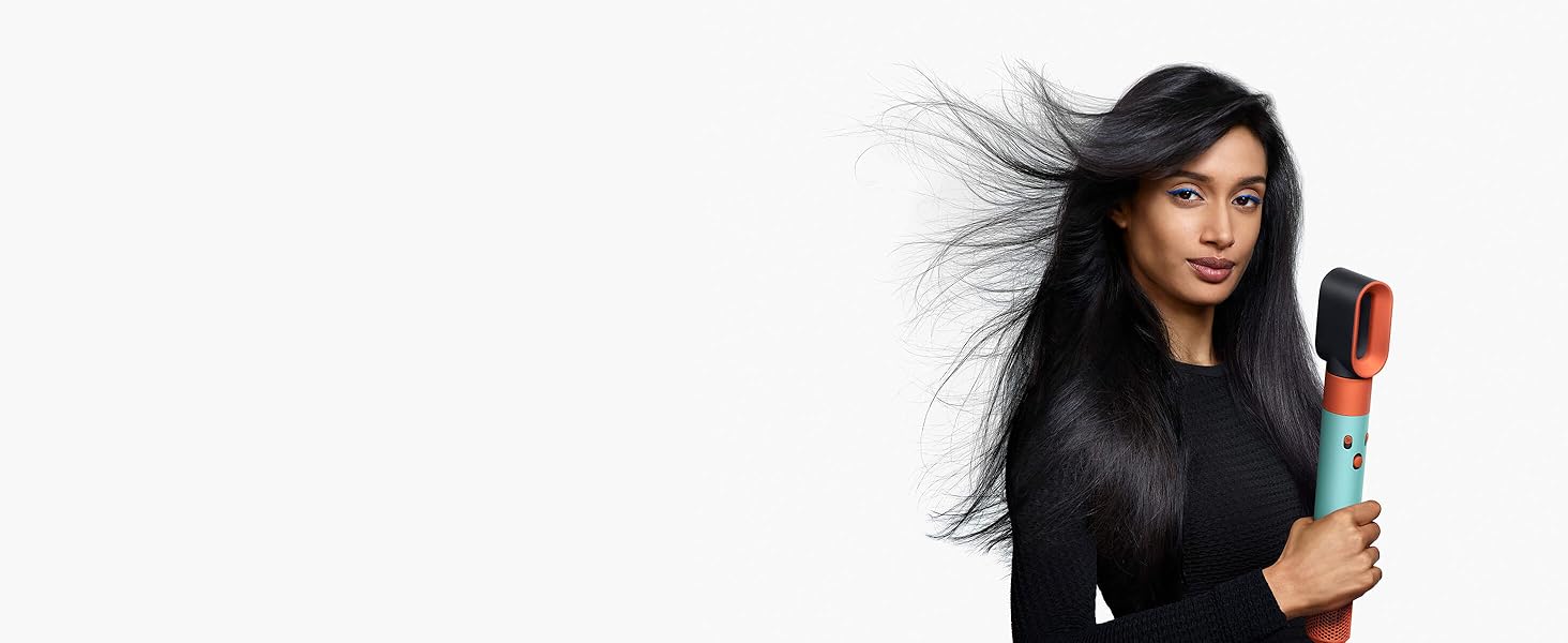 Un mannequin aux cheveux longs et foncés utilise l’embout de séchage rapide.