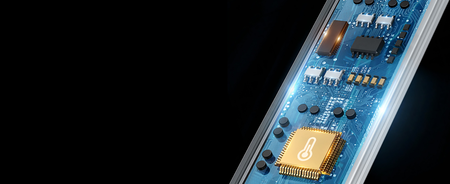 Gros plan d'un circuit imprimé bleu avec une puce dorée. Un fond sombre met en valeur les composants électroniques.
