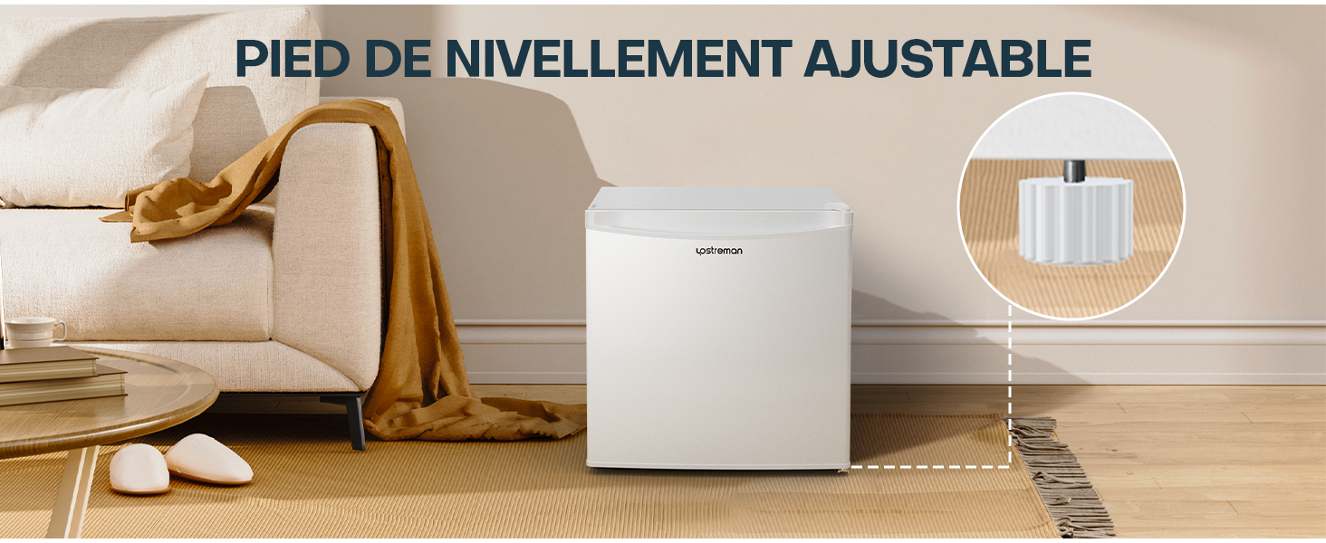Appareil blanc en forme de cube avec pied de nivellement réglable. L'encart montre un gros plan du mécanisme du pied. Texte français « PIED DE NIVELLEMENT AJUSTABLE » visible