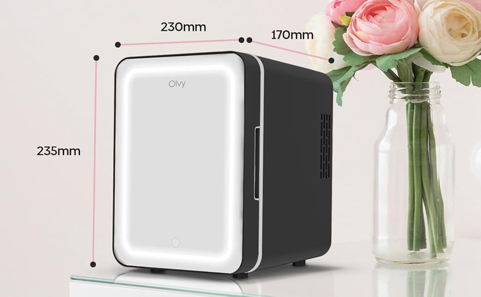 Appareil rectangulaire compact, probablement un mini-réfrigérateur ou une glacière. Façade blanche, côtés noirs. Dimensions : 230 mm x 170 mm x 235 mm. La marque « Sky »