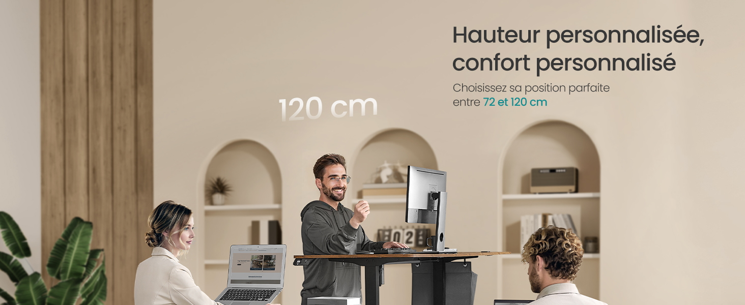 Configuration d'un espace de travail de bureau réglable en hauteur montrant un bureau debout avec écran d'ordinateur dans un espace intérieur voûté. Le texte indique une spécification de hauteur de 120 cm