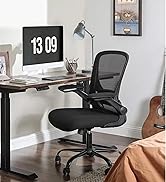 avec caractéristiques réglables et design ergonomique, présentée dans un environnement de bureau à domicile avec bureau, écran d'ordinateur et guitare.