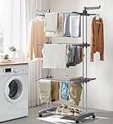 Porte-vêtements à plusieurs niveaux avec cadre en métal gris et étagères réglables, exposant divers vêtements près de la machine à laver