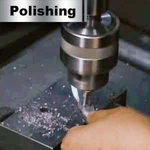 Le texte indique « Polissage ». Machines ou outils industriels utilisés pour le polissage des métaux, montrant des vues rapprochées de surfaces métalliques et d'équipements en fonctionnement.