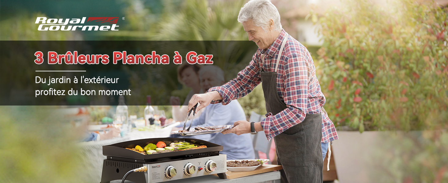 Personne âgée en chemise à carreaux faisant griller des aliments sur un barbecue à gaz à l'extérieur. Le texte en français mentionne « 3 brûleurs Plancha à gaz » (plancha à gaz à 3 brûleurs