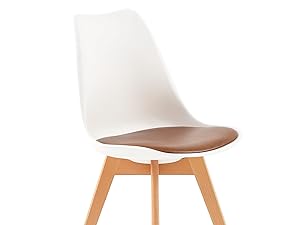 avec assise en plastique blanc, coussin marron et pieds en bois clair. Le design élégant comprend un dossier incurvé et une structure de jambes évasée pour