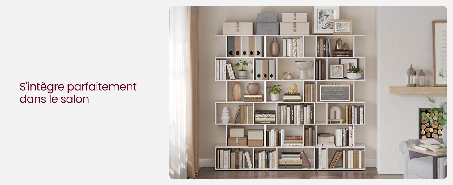 Grande étagère blanche avec plusieurs compartiments remplis de livres et d'objets de décoration. Le texte en français évoque l'intégration dans un salon.