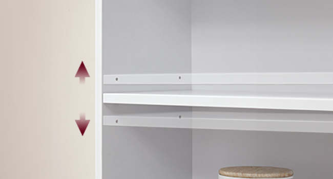 présentant une étagère blanche au design minimaliste et des marqueurs ou indicateurs rouges triangulaires