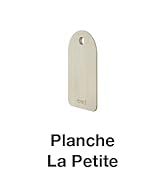 Petite planche à découper en bois clair avec coins arrondis et trou pour suspendre. Produit étiqueté « Planche La Petite