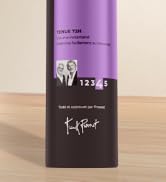 Flacon de produit cylindrique violet représenté sous plusieurs angles sur une surface en bois.