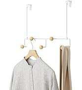 Sweat-shirt à capuche ou sweat-shirt zippé gris clair accroché à des cintres, montrant plusieurs angles du vêtement.