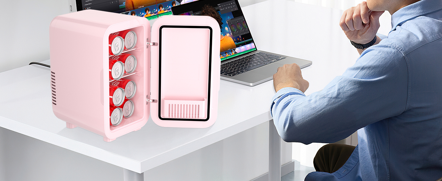 une personne est assise à un bureau avec un ordinateur portable.