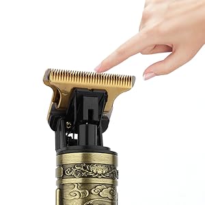 avec corps décoratif doré et tête de coupe noire, illustrée avec une main