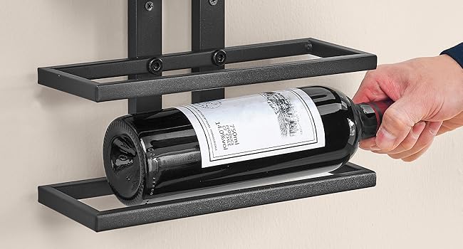 Casier à vin mural en métal noir pouvant contenir une seule bouteille. Placer ou retirer à la main une bouteille de vin avec une étiquette blanche du casier.