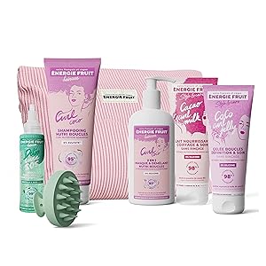 Collection de produits de beauté roses et vert menthe comprenant des pots, des tubes et des accessoires disposés en gamme horizontale. Les produits semblent appartenir à la même gamme de soins de la peau ou de beauté.