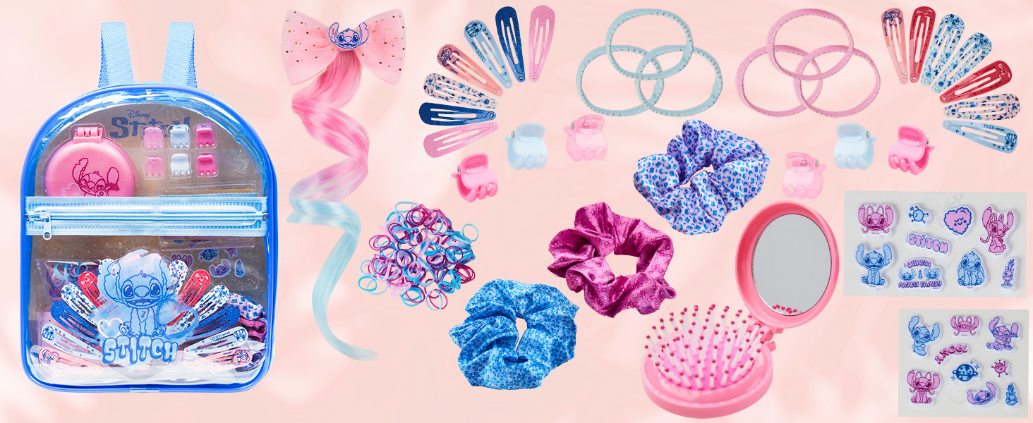 Collection d'accessoires pour cheveux roses et bleus comprenant un étui de rangement transparent de style sac à dos, des chouchous, des pinces à cheveux et des épingles décoratives sur fond aquarelle rose.