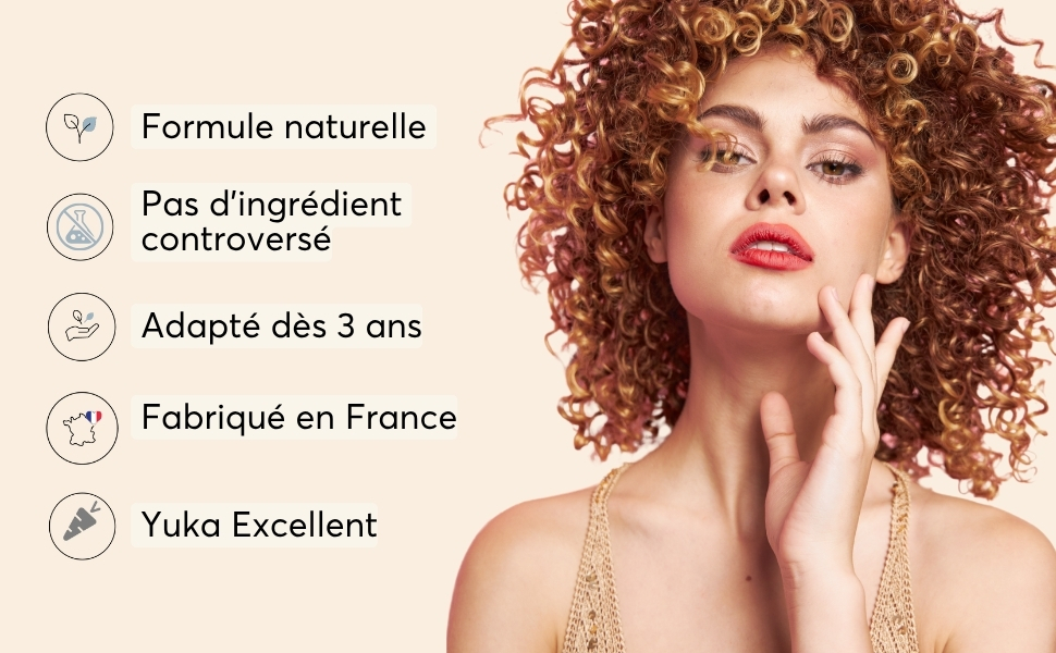 Femme aux cheveux roux bouclés et au rouge à lèvres brillant. Les icônes indiquent les caractéristiques du produit : formule naturelle, aucun ingrédient controversé, convient dès l'âge de 3 ans, fabriqué en France, noté Yuka Excellent