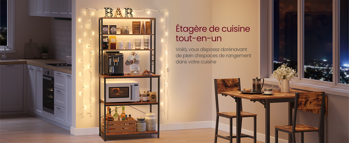 Configuration de bar à domicile moderne avec étagère éclairée présentant des bouteilles et des ustensiles de bar. Dispose d'un design de cuisine blanc épuré avec éclairage d'ambiance.