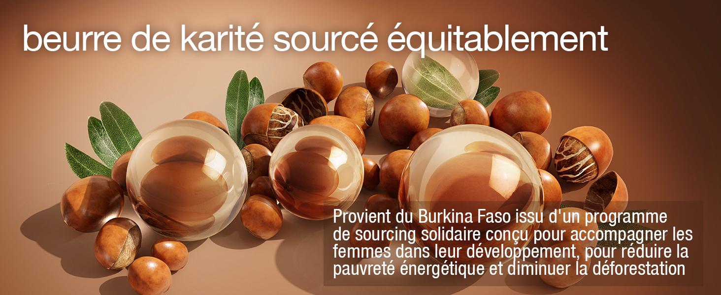 Le texte se lit comme suit : « beurre de karité sourcé équitablement ». Photographie de produit montrant des noix de karité et des ingrédients transformés à base de beurre de karité sous un éclairage chaud.