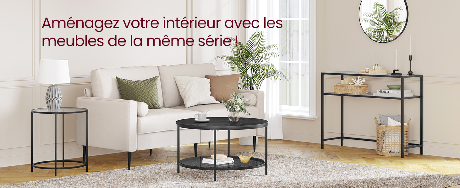 comprenant un canapé blanc, une table basse ronde, une table d'appoint et une console. Les cadres en métal noir assortis créent un look cohérent