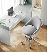 Chaise de bureau moderne rembourrée grise avec siège incurvé et base à roulettes chromée, présentée sur un espace de travail blanc avec parquet à chevrons
