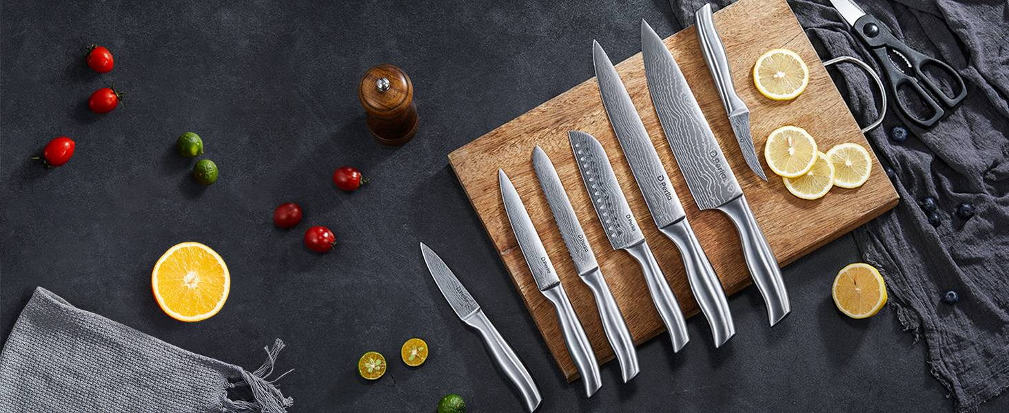 Ensemble de six couteaux de cuisine en acier inoxydable avec manches en argent sur une planche à découper en bois, entourés de divers fruits et légumes.