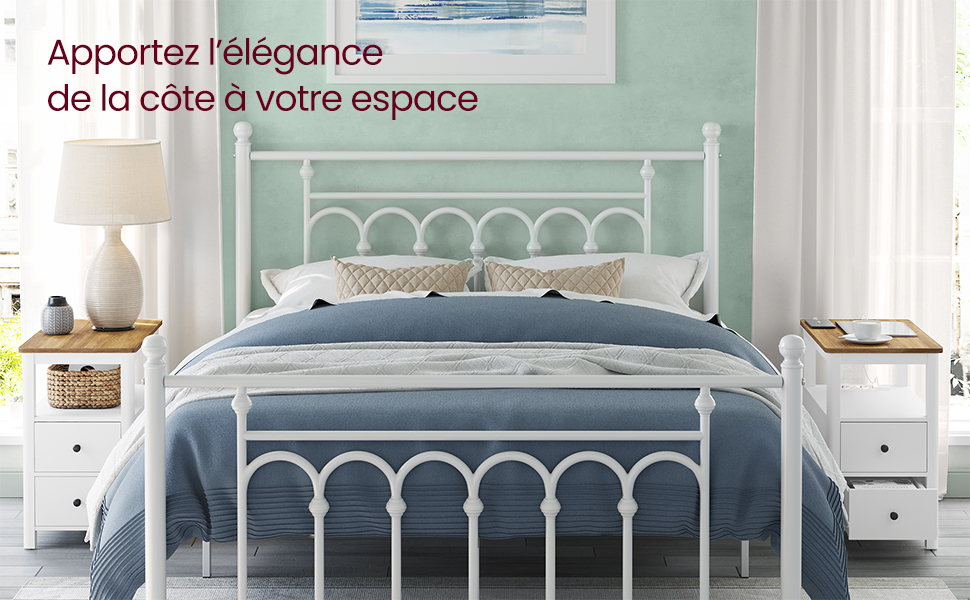 sur le thème de la côte avec cadre de lit en métal blanc, literie bleue, tables d'appoint blanches et accessoires de décoration. Superposition de texte en français.