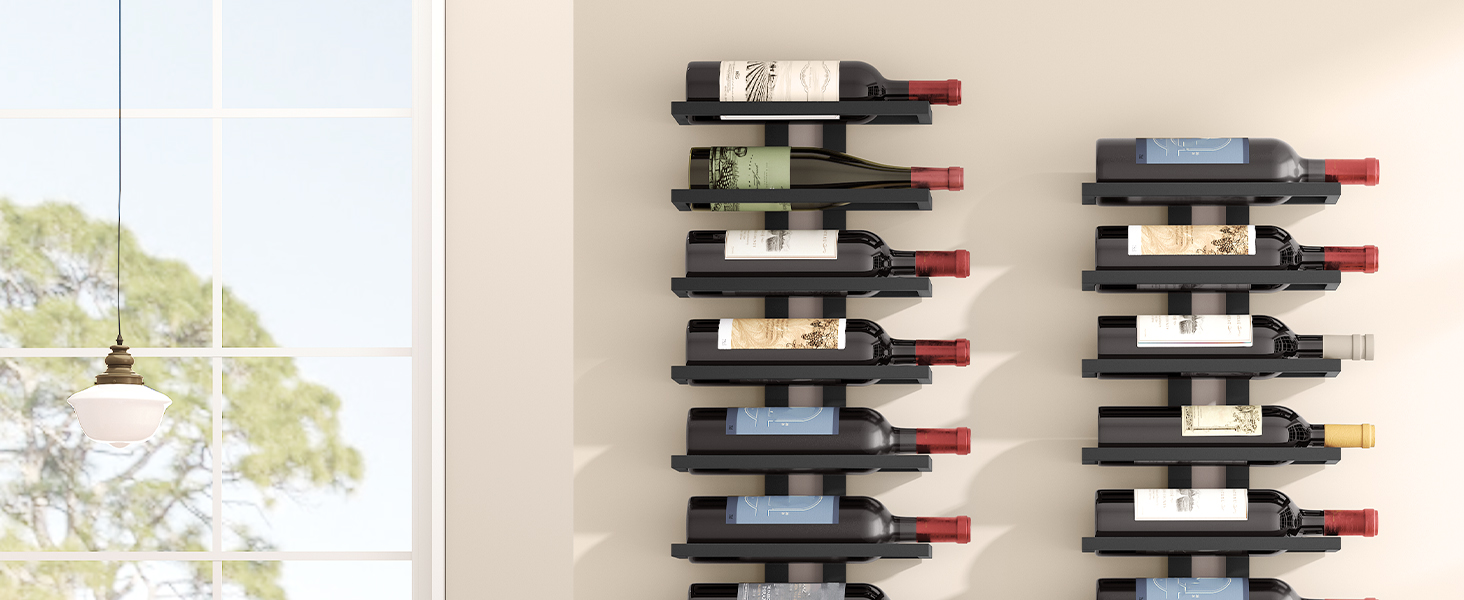 Casier à vin mural avec plusieurs barres métalliques horizontales, pouvant contenir diverses bouteilles de vin. Design élégant et moderne pour un rangement et un affichage compacts.