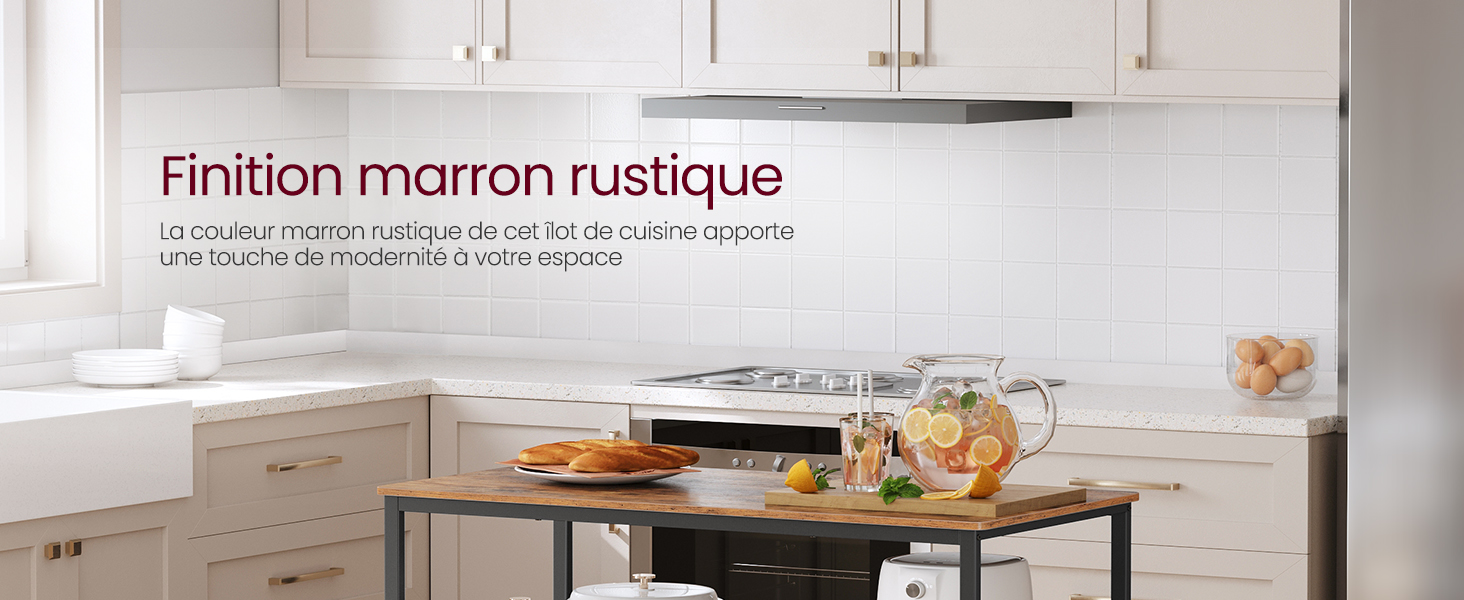 Cuisine blanche moderne avec des touches de bois. Les caractéristiques comprennent des armoires blanches, des plans de travail, un dosseret et un îlot de cuisine avec un dessus en bois