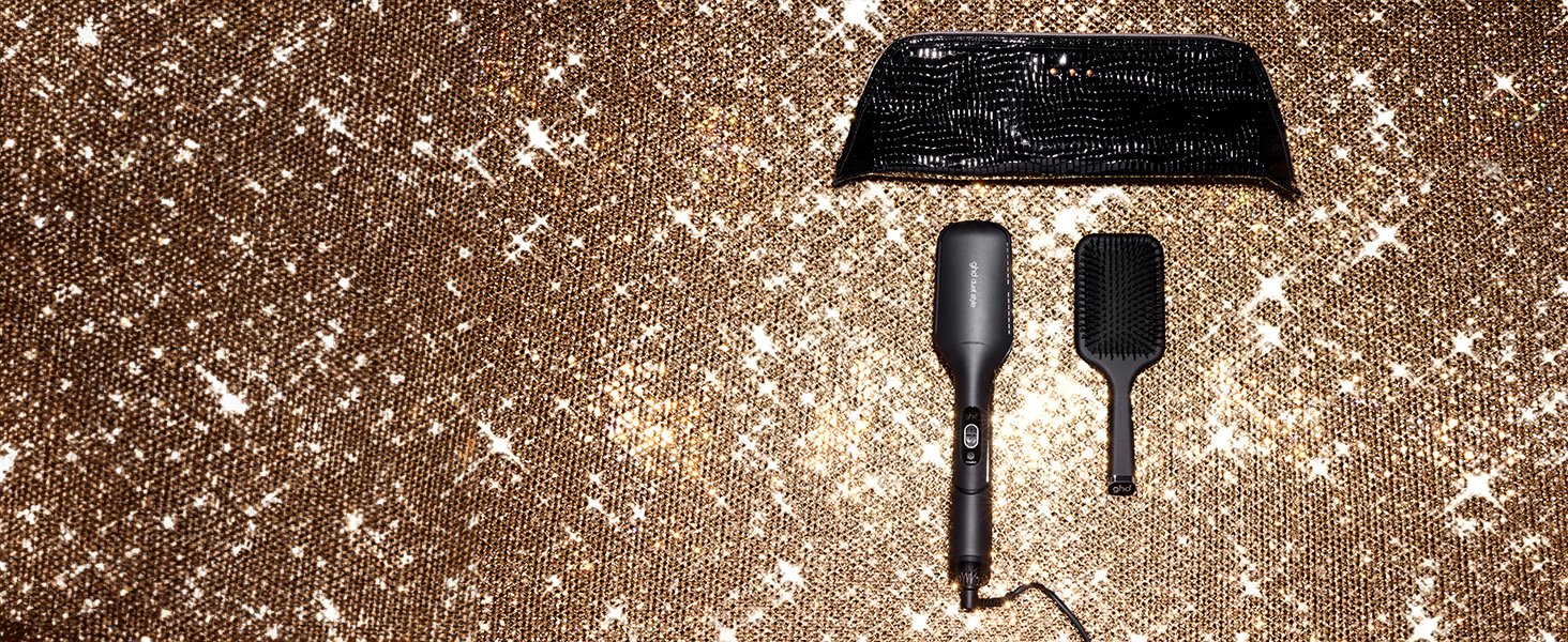 Séquence montrant de la poudre ou des particules métalliques dorées ou bronze distribuées ou appliquées à l'aide d'un outil sur un fond sombre.