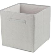 Le texte se lit comme suit : « Image 4 ». Cube de rangement carré en tissu gris clair avec poignée intégrée sur le panneau avant.