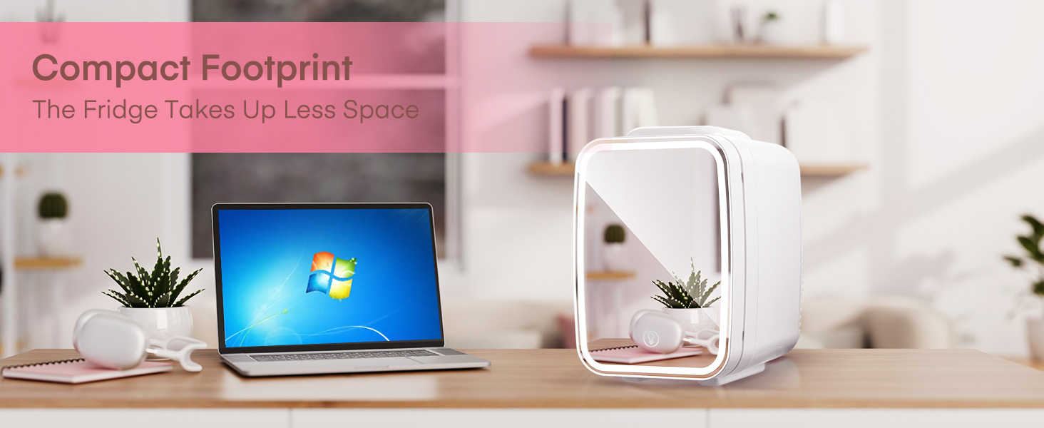 un ordinateur portable et une plante sur une table