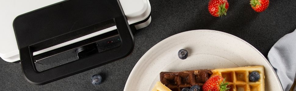 Gaufrier belge Princess Deluxe avec des gaufres, sur une table et fruits rouges
