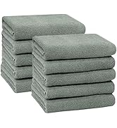 Pile de serviettes de bain grises pliées. Deux piles de six serviettes chacune, présentant une texture épaisse et moelleuse. Les serviettes semblent douces et absorbantes, adaptées à une utilisation dans la salle de bain.