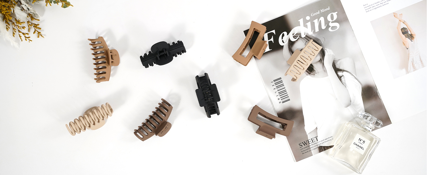 Assortiment d'outils de coiffure comprenant divers peignes, brosses et pinces éparpillés sur un fond clair