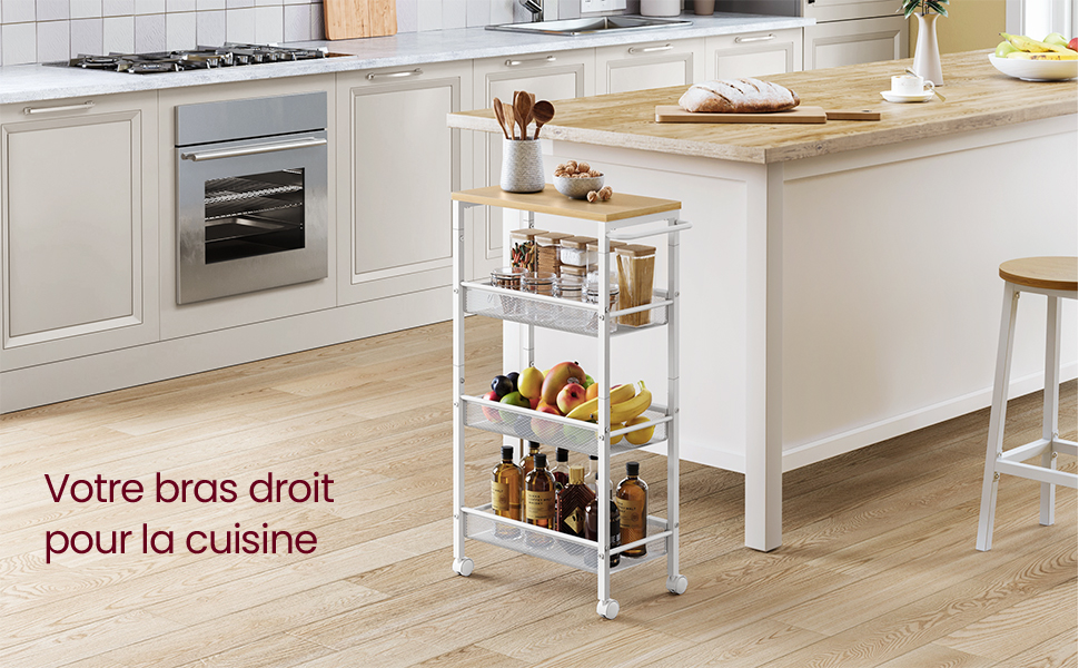 Chariot de cuisine en métal blanc à quatre niveaux avec roues. Montré dans un décor de cuisine à côté d'un îlot, avec divers articles de cuisine et produits.