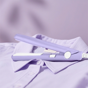 Tissu de couleur violette ou lavande présenté dans différents plis et arrangements sur fond clair.