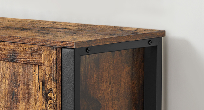 Coin d'un meuble en bois rustique avec structure en métal foncé, présentant une construction de style industriel et une texture de grain de bois patiné.