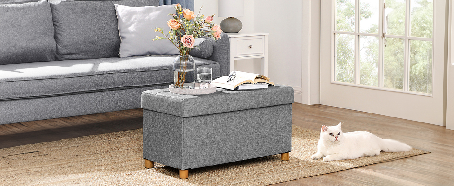 associé à un canapé assorti dans un salon lumineux avec fenêtre et arrangement floral décoratif