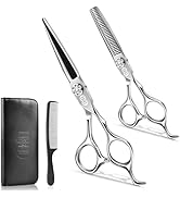 Collection d'outils de coiffure professionnels comprenant divers ciseaux et un étui en cuir noir disposés sur fond clair.