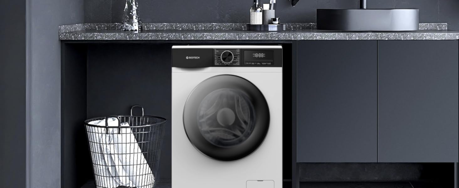 Buanderie moderne avec machine à laver blanche à chargement frontal, armoires sombres, comptoir en granit et étagères ouvertes en bois présentant les serviettes et