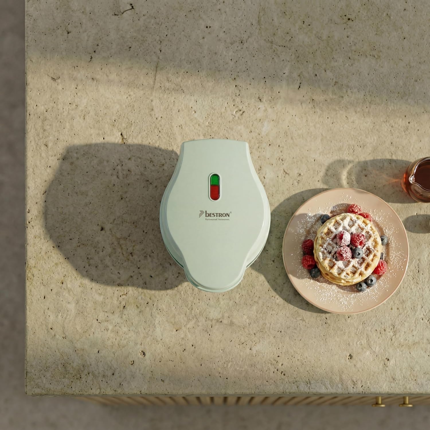 Bestron Mini gaufrier pour gaufres classiques, Petit gaufrier avec revêtement anti-adhésif, pour les anniversaires d'enfants, les fêtes de famille, Pâques ou Noël, Design: rétro, Couleur: menthe
