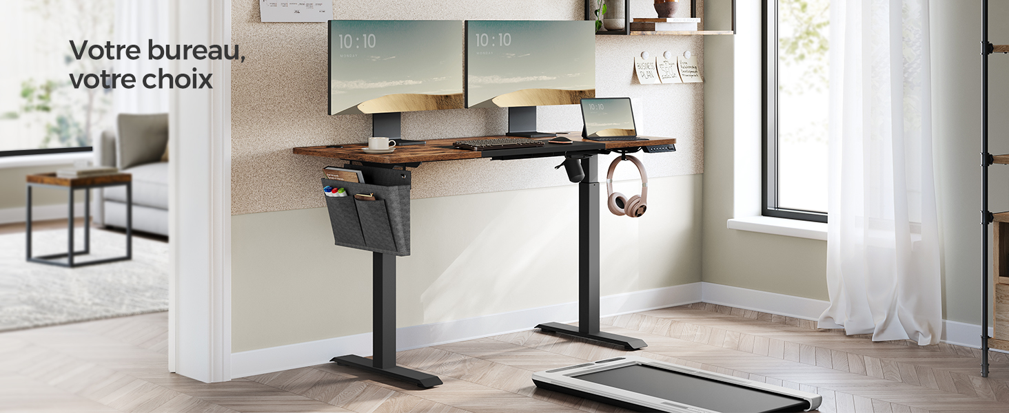 pour un bureau à domicile, avec deux écrans, des accessoires de rangement et un crochet pour casque. Le bureau est doté d'un plateau en bois et d'un cadre noir