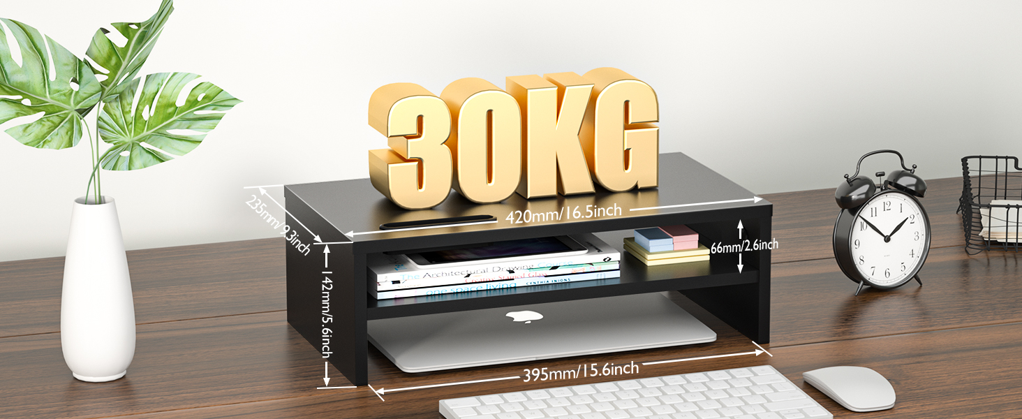 avec étagère. Texte « 30 kg » en grosses lettres dorées sur le dessus. La configuration du bureau comprend une usine, une horloge et un ordinateur portable.