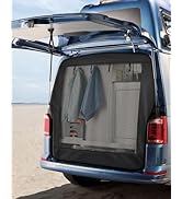 Écran grillagé de portière arrière du véhicule installé sur le hayon d'une fourgonnette, montrant un matériau maillé noir fixé au cadre de la porte pour assurer la ventilation tout en préservant l'intimité.