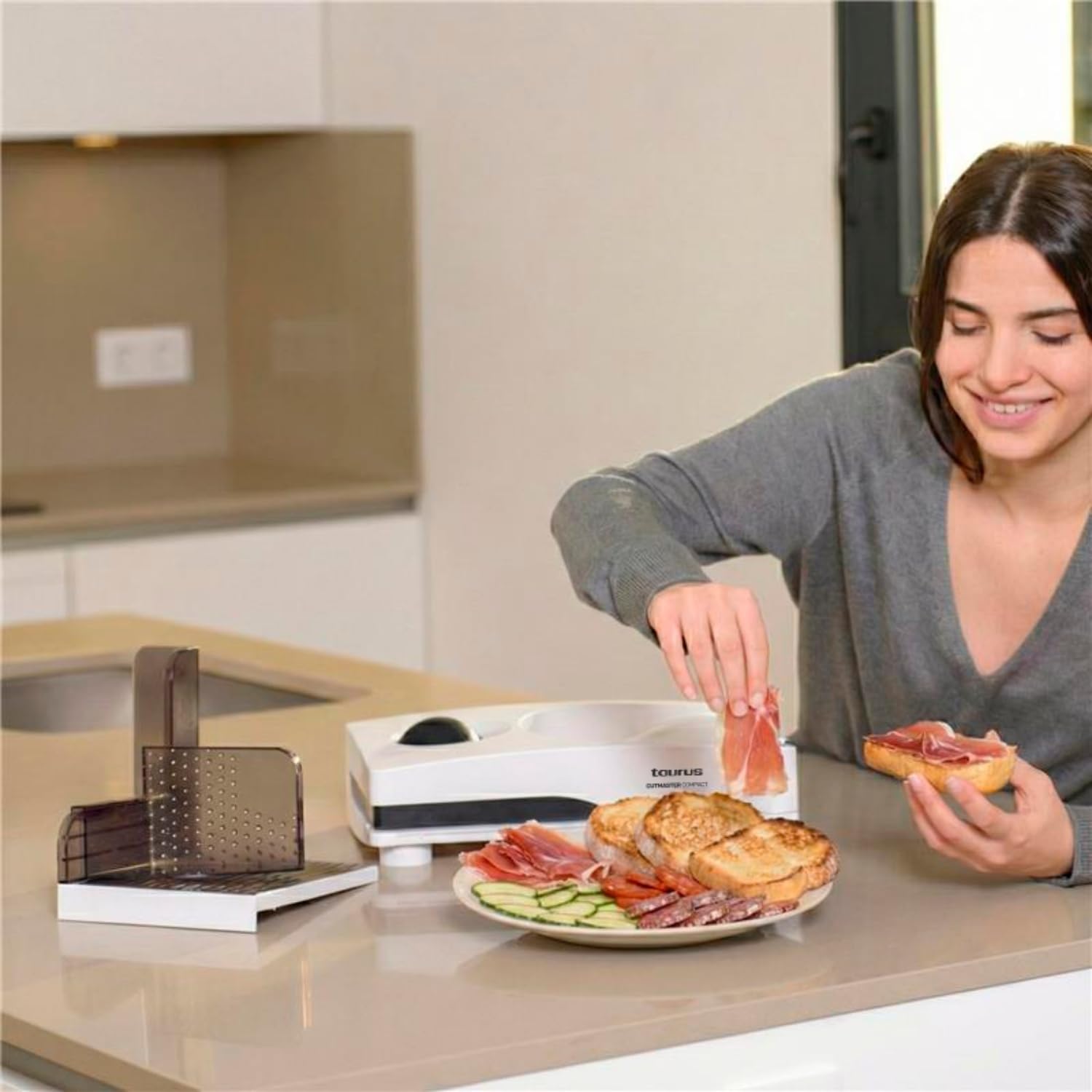 Taurus - Cutmaster Compact - 17 cm - trancheuse électrique 100W, découpe 1-15 mm, table pliable, sécurité